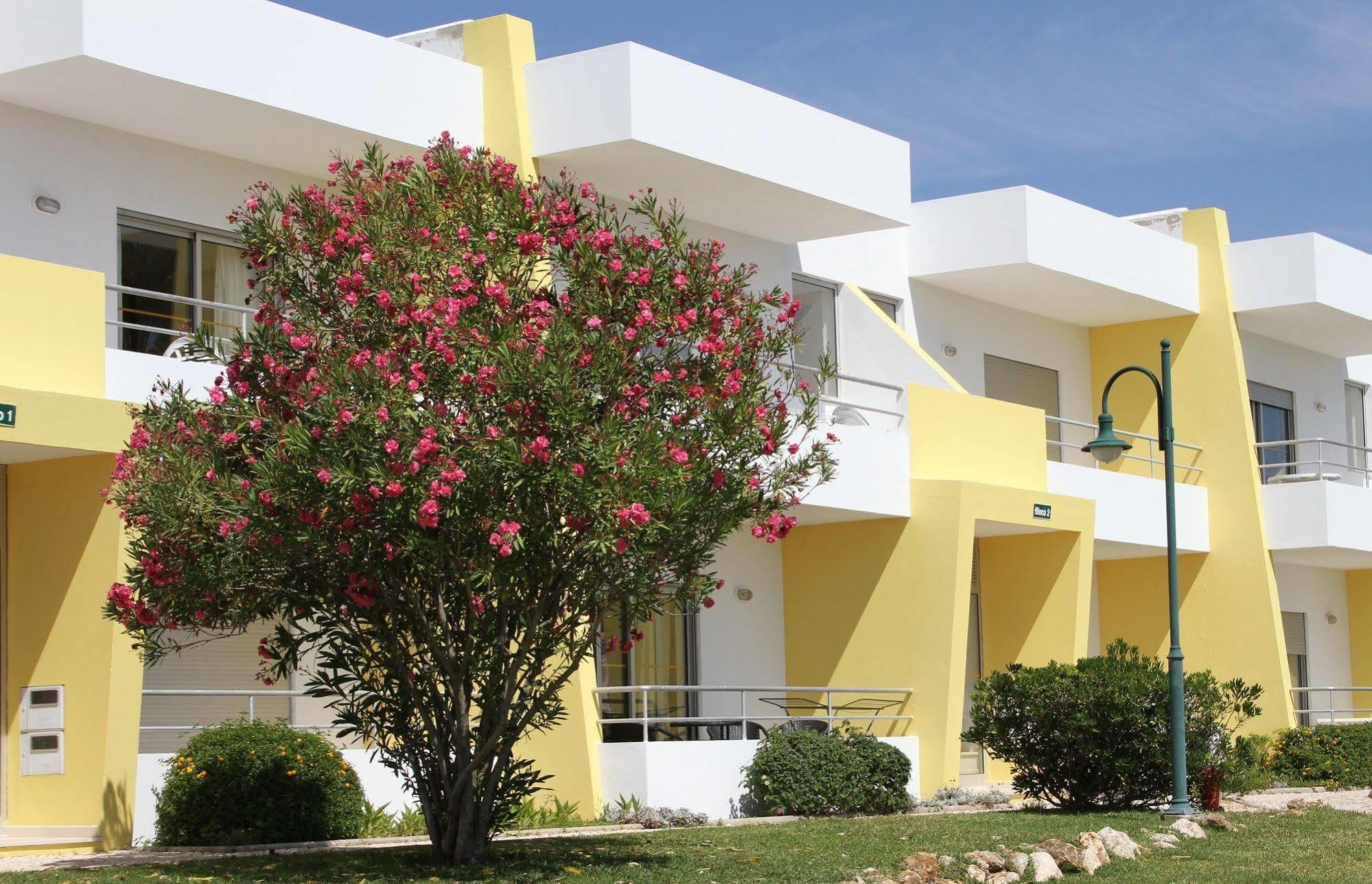 Apartamentos Santa Teresinha Alvor Exteriör bild